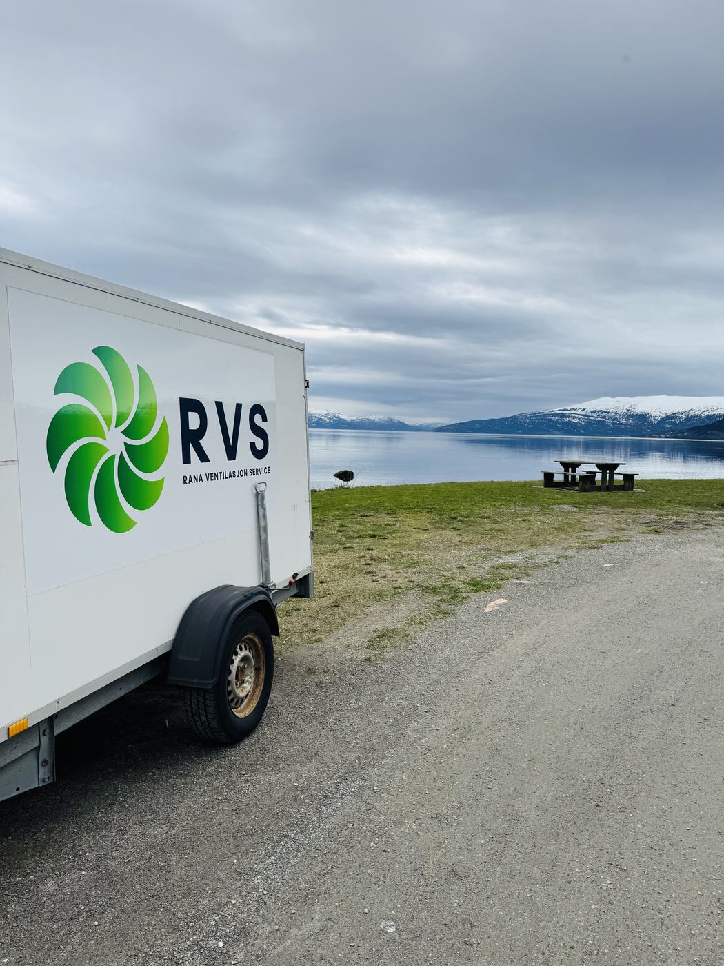 Rana Ventilasjonsservice sin tilhenger ved fjorden